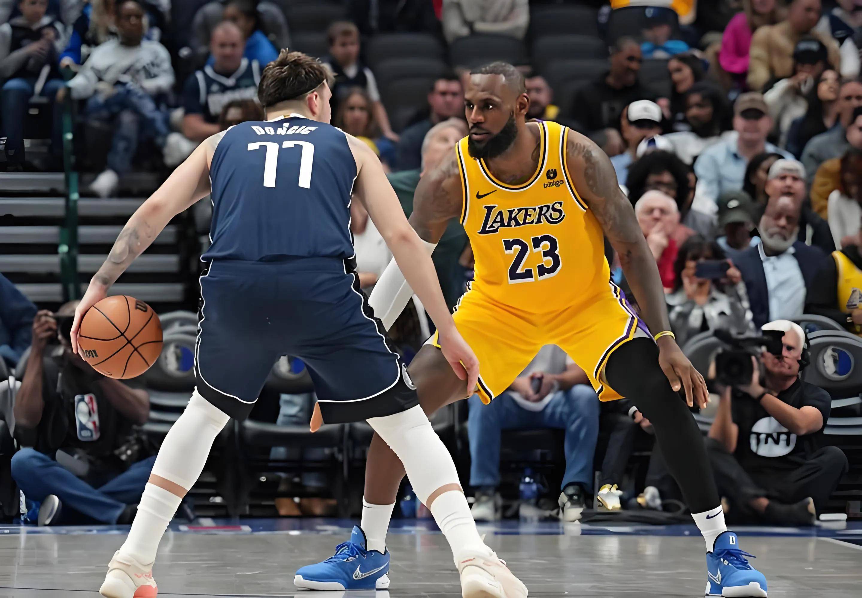 kaiyun体育官方登录注册 詹姆斯迎来二十赛季高光表现，独行侠球迷沸腾！